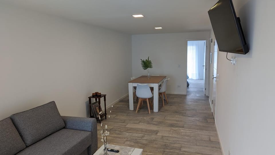 TV and multimedia, Living room, Seating area, Dining area