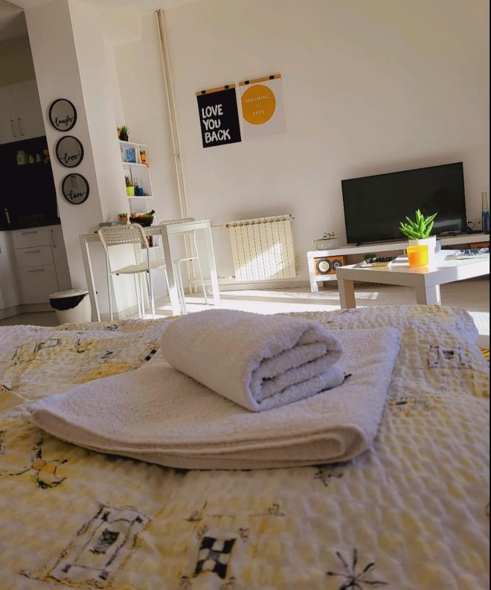 Living room, Bedroom, towels