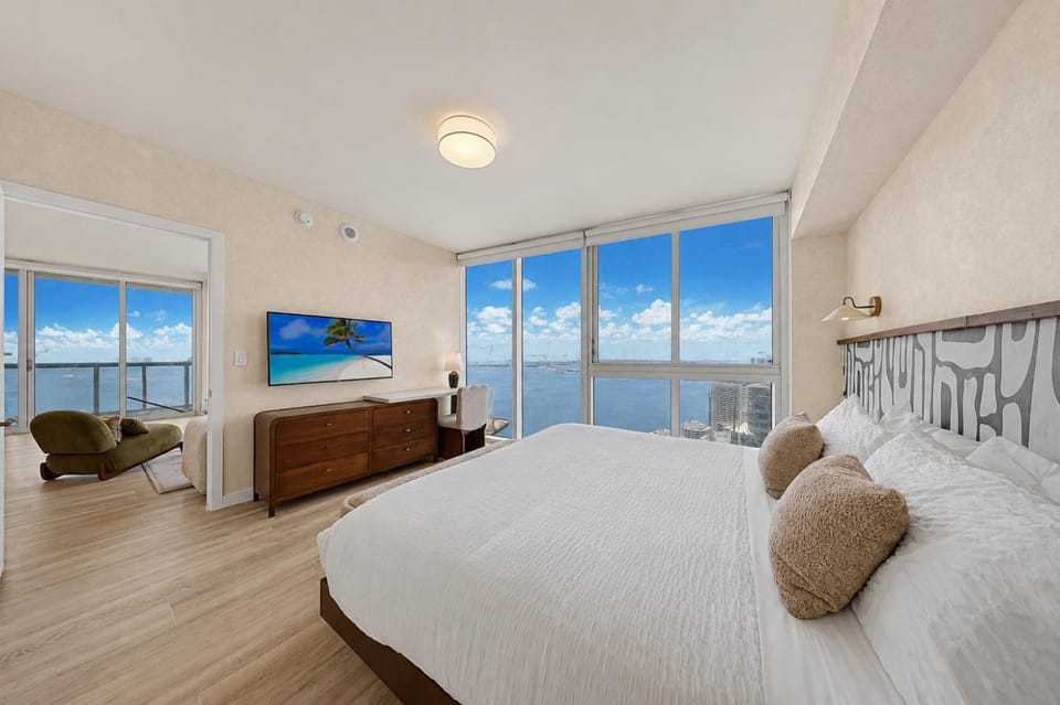 View (from property/room), Bedroom, City view, Sea view