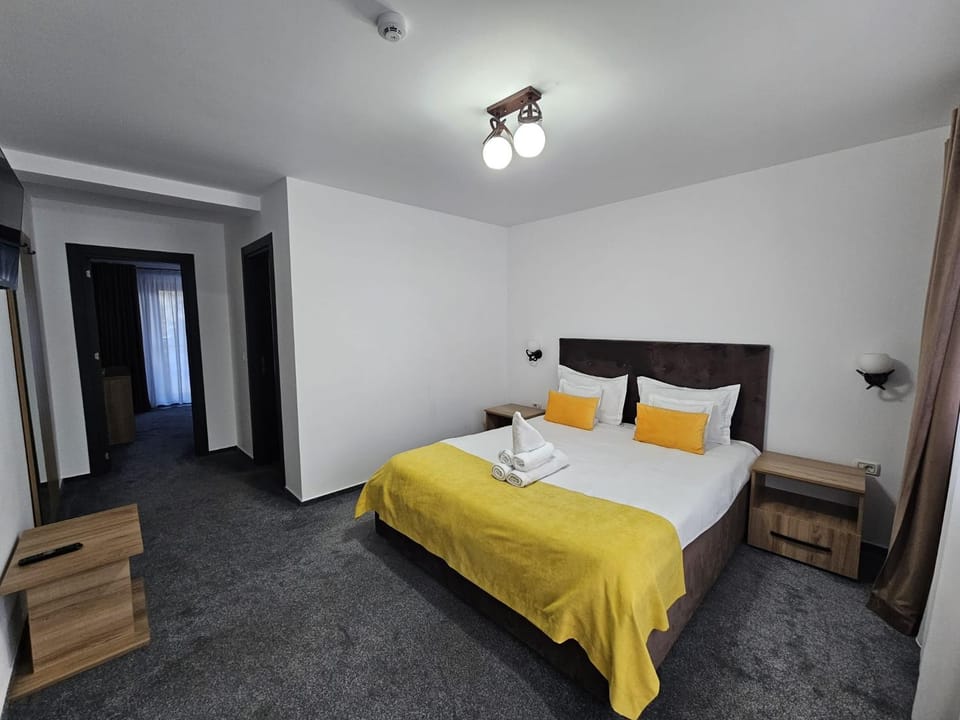 Restaurant/places to eat, Bed, Balcony/Terrace, Lounge or bar, Parking, towels, wardrobe