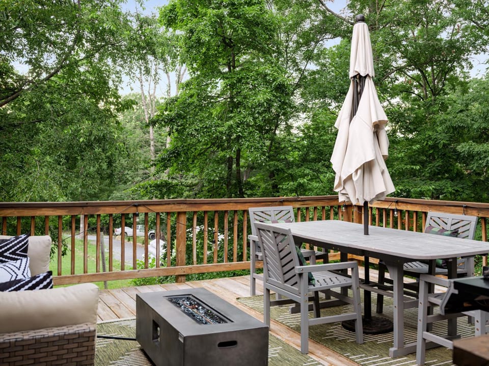 Natural landscape, View (from property/room), Balcony/Terrace, Seating area, Dining area