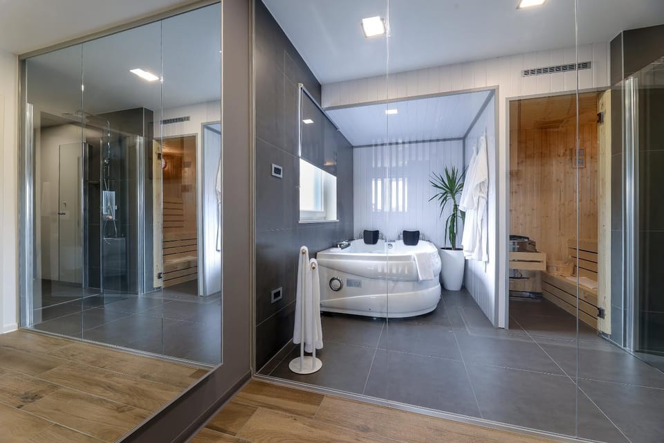 Hot Tub, Sauna