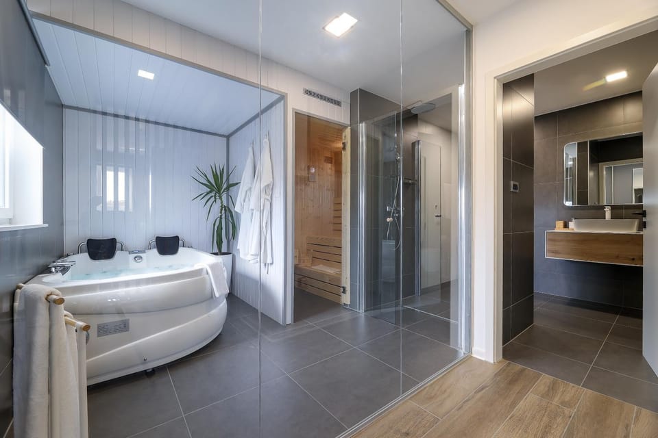 Hot Tub, Sauna, Bathroom, Spa and wellness centre/facilities