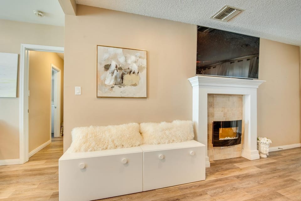 LA Condo ~ 1 Mi to The Kia Forum & SoFi Stadium House in Inglewood