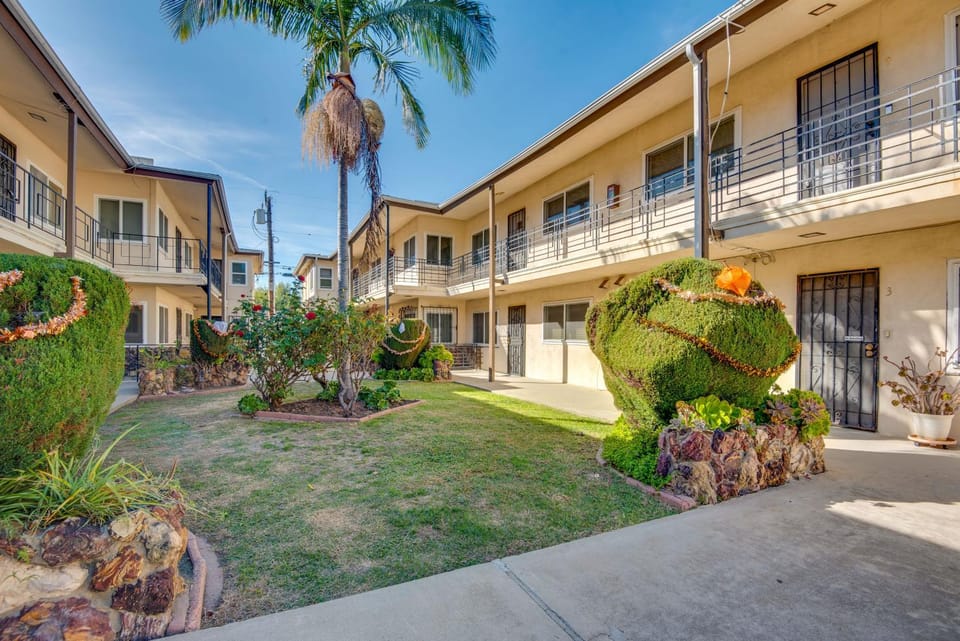 LA Condo ~ 1 Mi to The Kia Forum & SoFi Stadium House in Inglewood