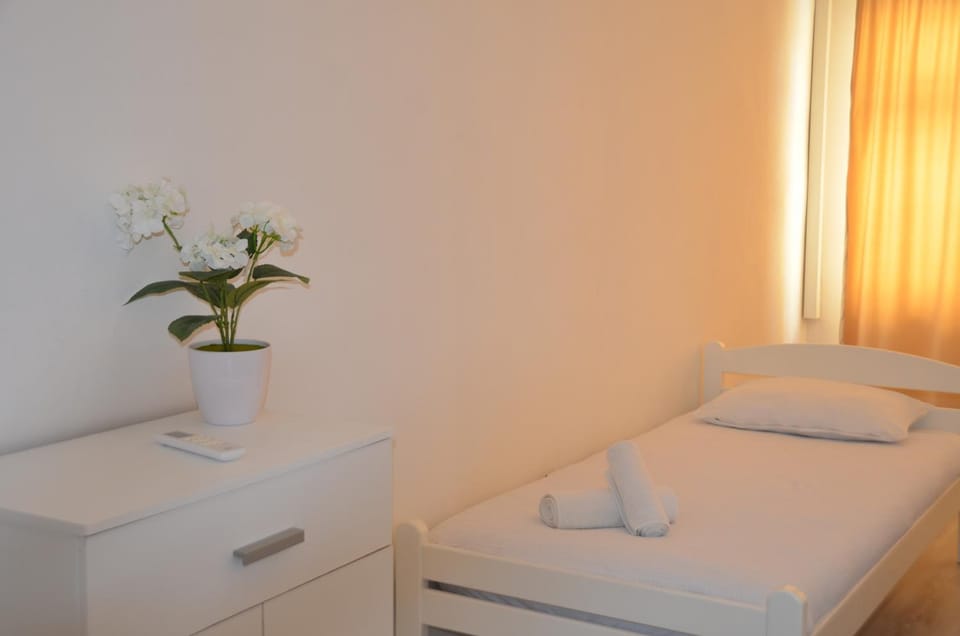 Bed, Bedroom, towels