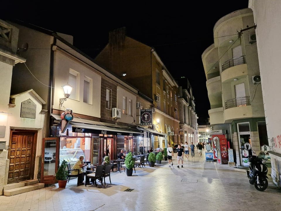 Restaurant/places to eat, Night, Neighbourhood, Other, Location