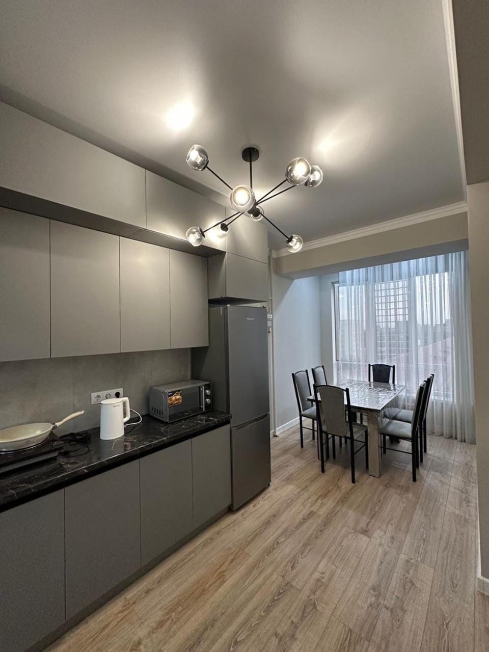 Kitchen or kitchenette, minibar