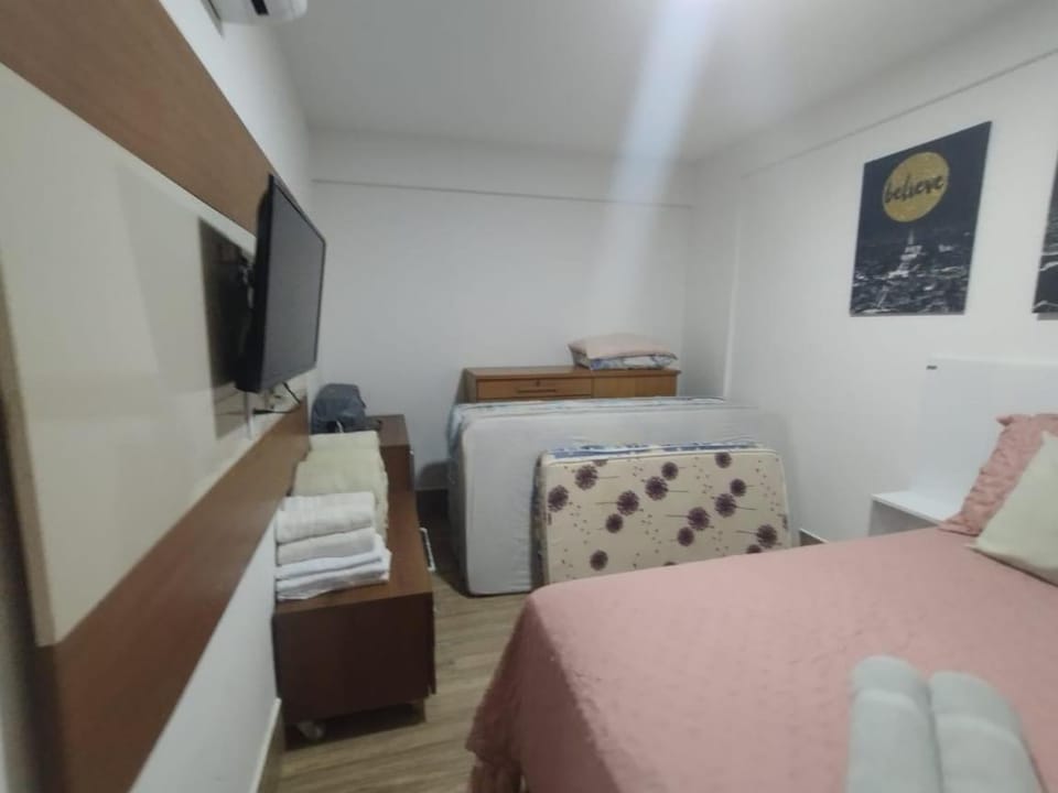 Bed, TV and multimedia, Bedroom