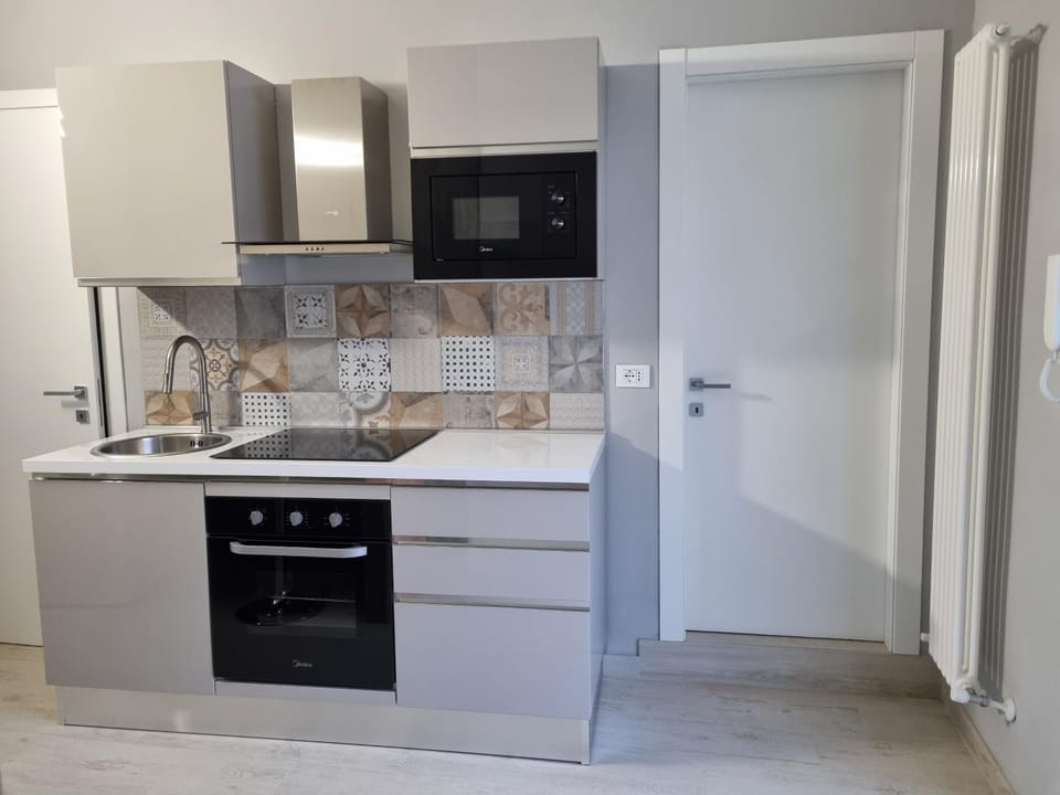 Kitchen or kitchenette, minibar