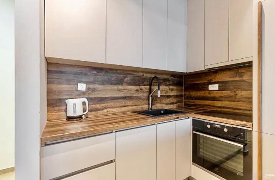 Kitchen or kitchenette, dishwasher, stove