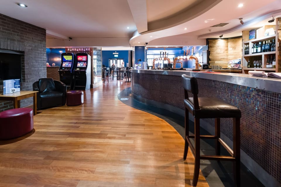 Restaurant/places to eat, Lounge or bar