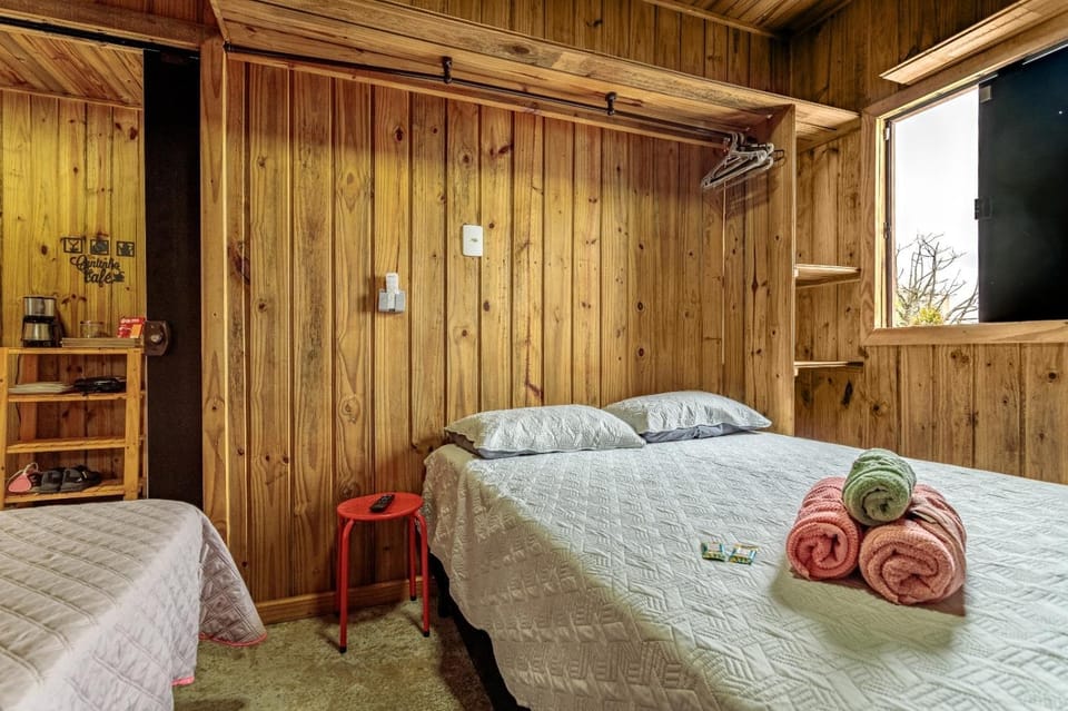 Bed, TV and multimedia, Photo of the whole room, Bedroom, towels