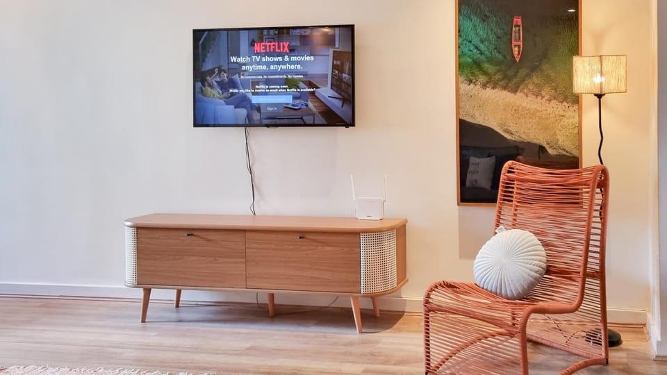 TV and multimedia, Living room, Seating area, Evening entertainment