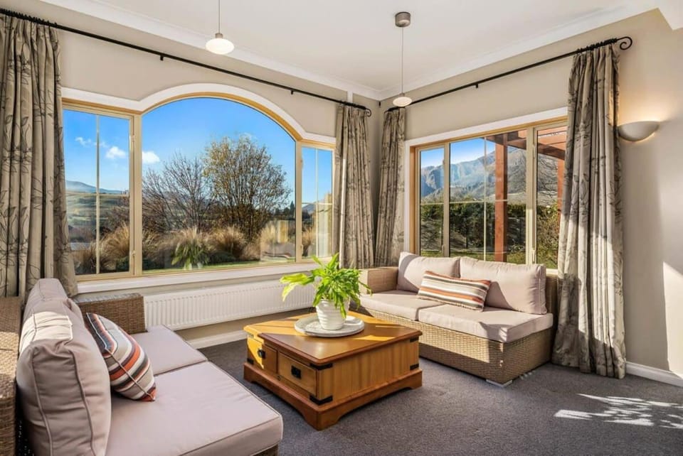 Paeroa View House in Queenstown