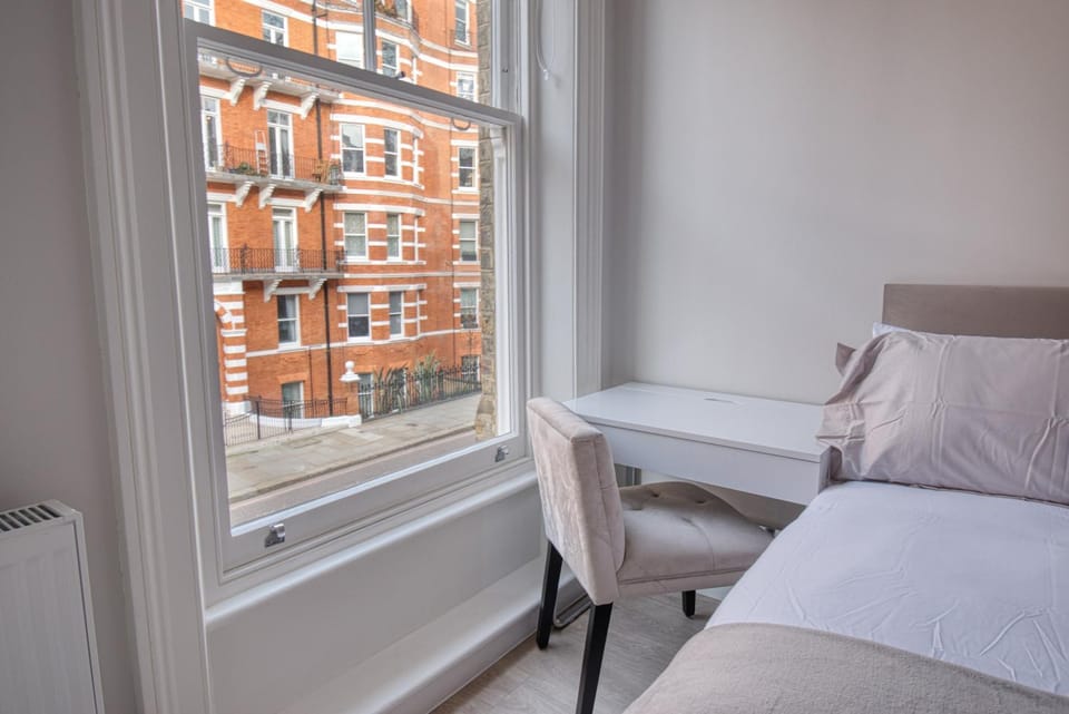 Bed, Seating area, Bedroom