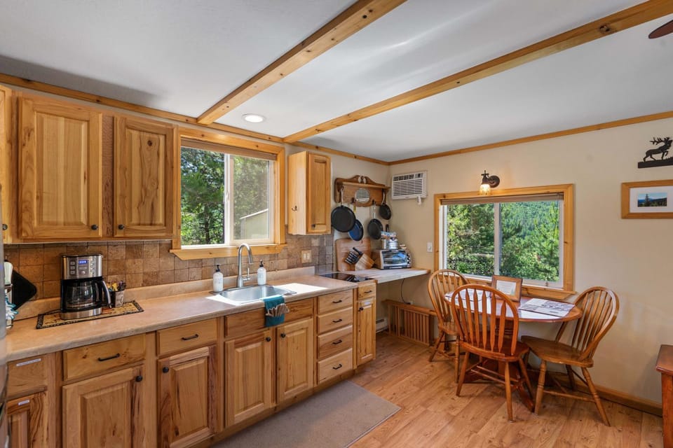 Coffee/tea facilities, Kitchen or kitchenette, Dining area, pet friendly, stove, toaster