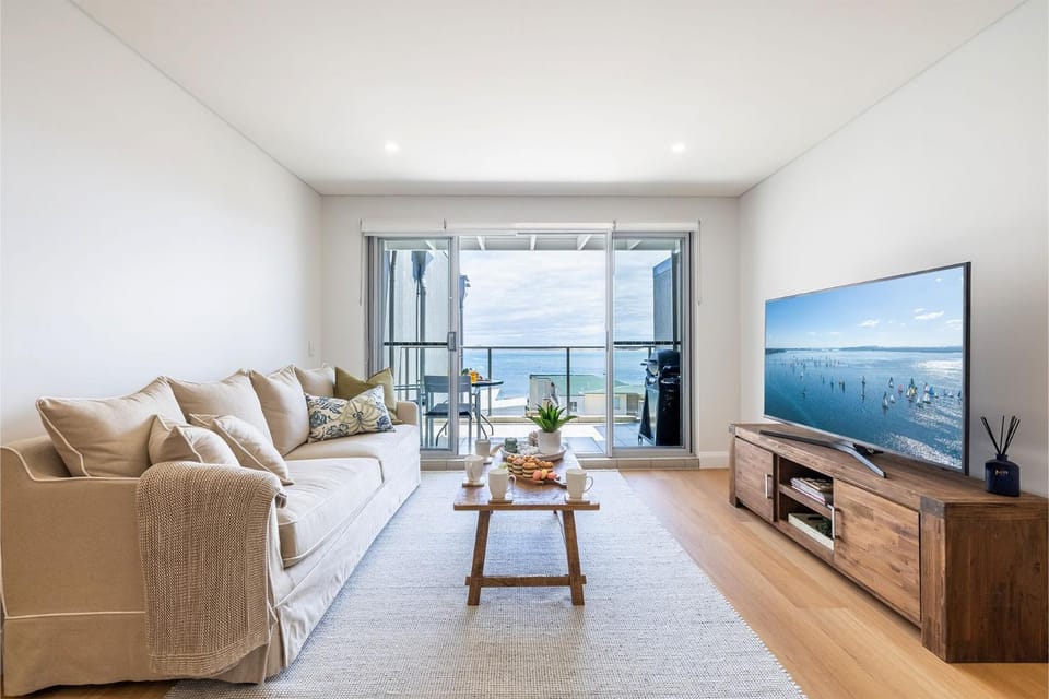 The Shoal, 508, Bullecourt St - stunning views, air con, lift and Wi-Fi Apartment in Shoal Bay