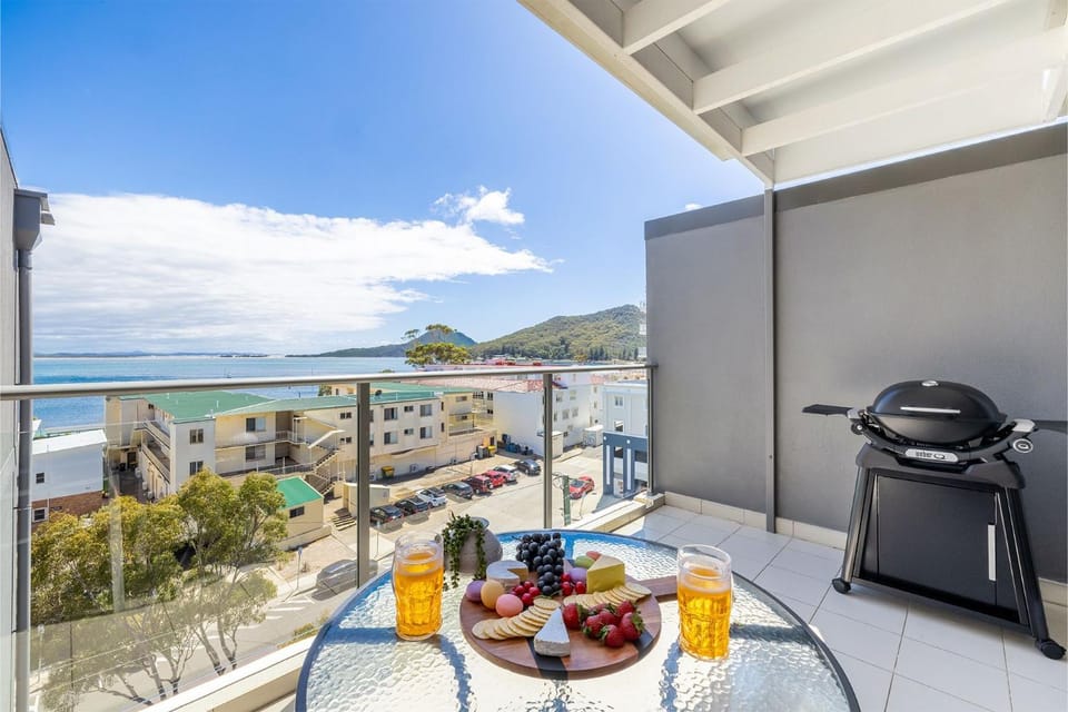 The Shoal, 508, Bullecourt St - stunning views, air con, lift and Wi-Fi Apartment in Shoal Bay