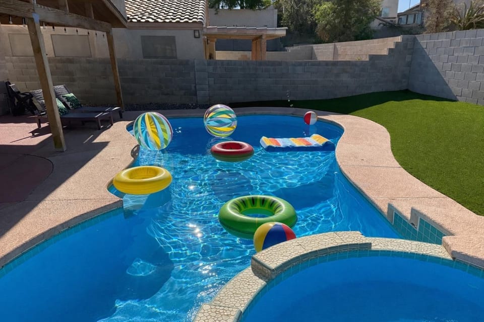 Newly Remodeled Pool Villa Fast Wi-Fi High Ceilings Villa in Summerlin