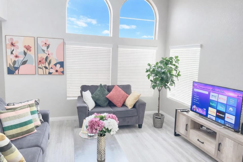 Newly Remodeled Pool Villa-Fast WiFi -Summerlin Villa in Summerlin