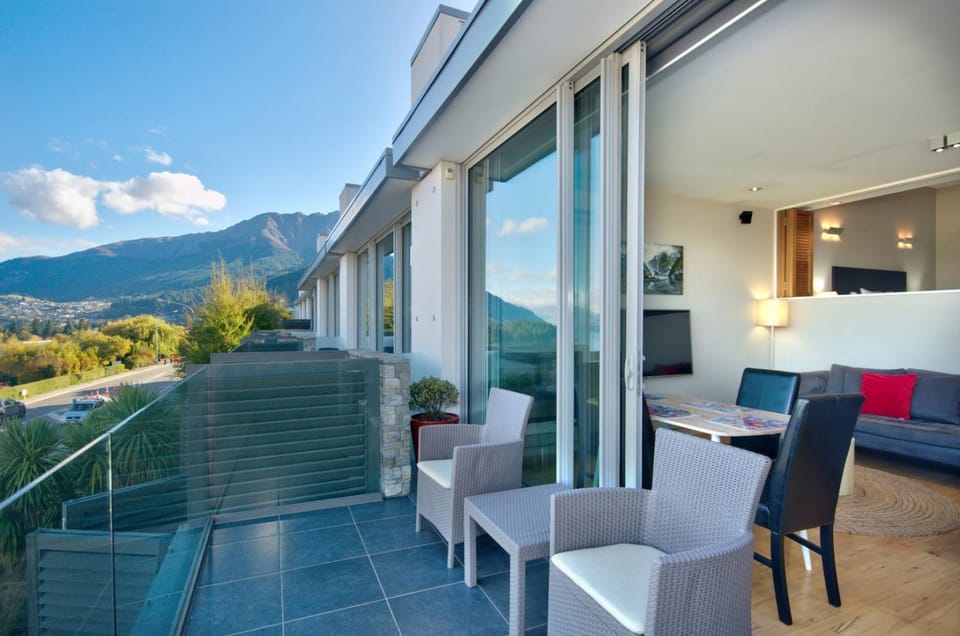 Property building, Balcony/Terrace, Mountain view