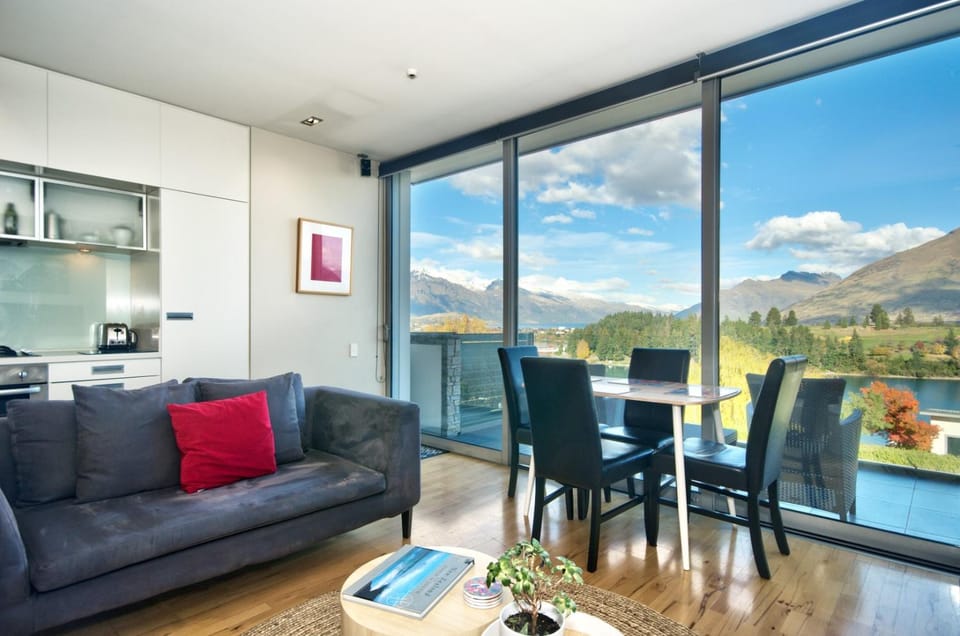 Natural landscape, Kitchen or kitchenette, Living room, Seating area, Dining area, Mountain view