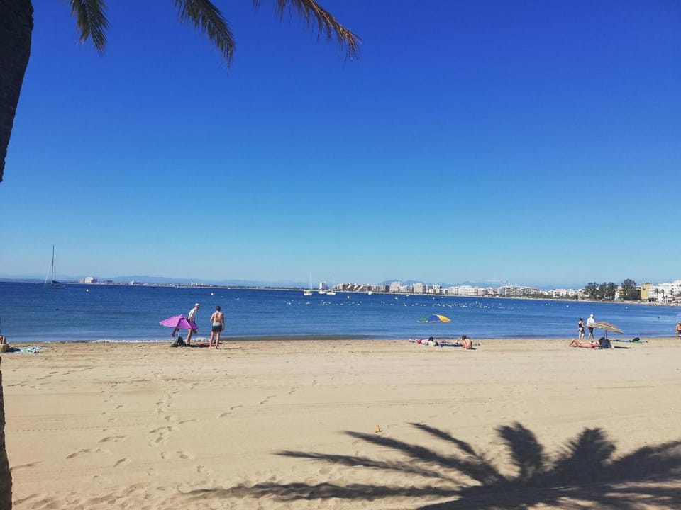 Apartamento en Roses para 5-6 personas, 2ª línea de playa, terraza, parking, sin mascotas, sábanas incluidas - ES-258-41 Apartment in Roses