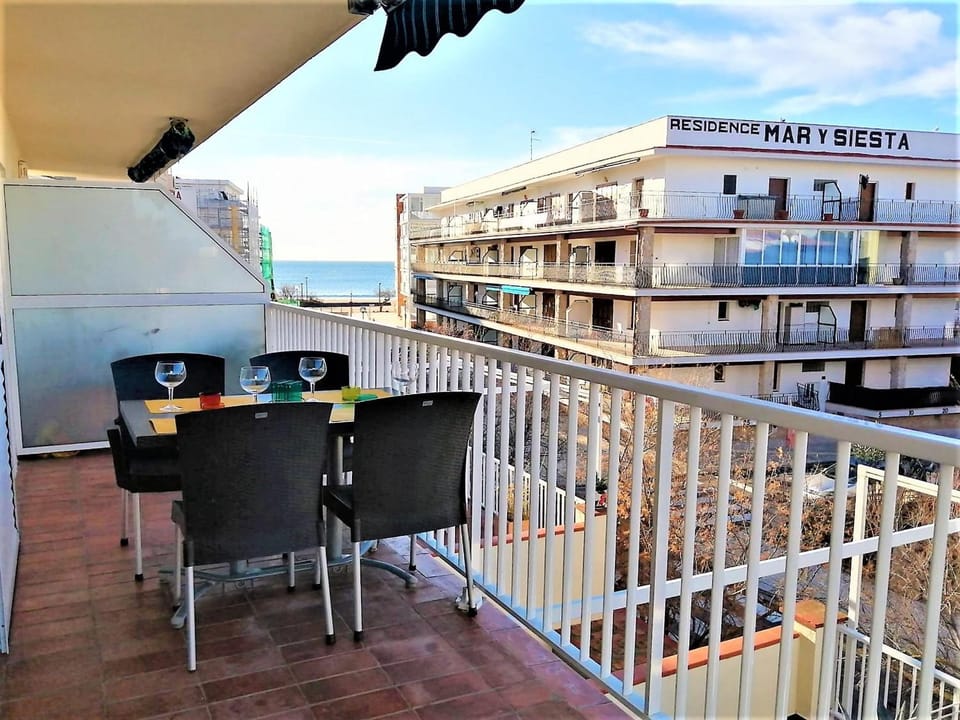 Apartamento en Roses para 5-6 personas, 2ª línea de playa, terraza, parking, sin mascotas, sábanas incluidas - ES-258-41 Apartment in Roses