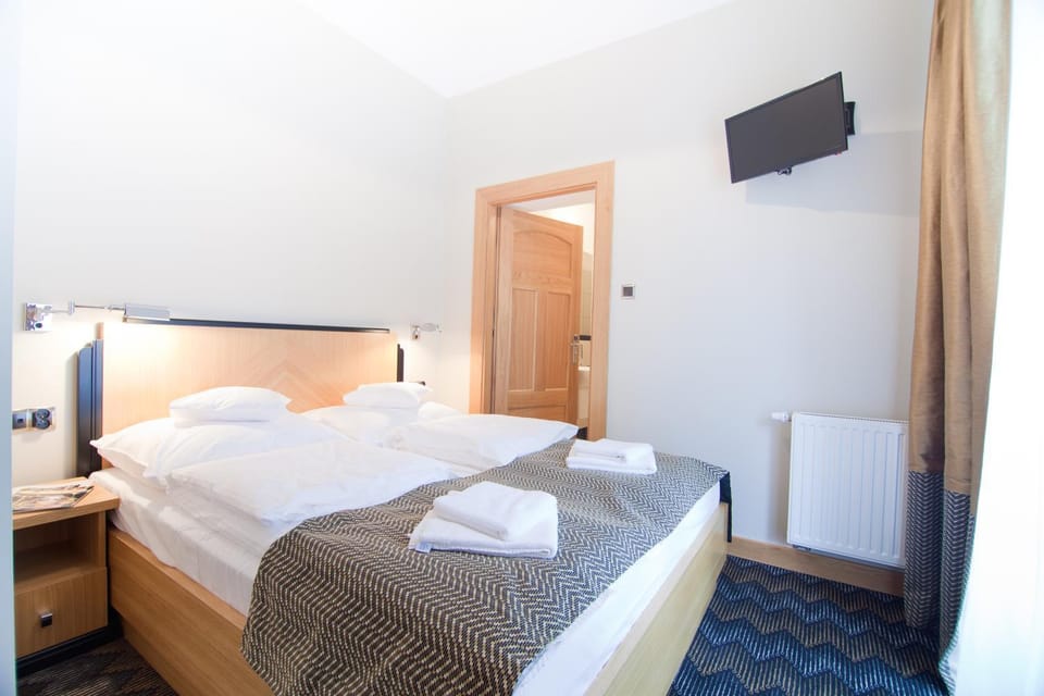 Bed, TV and multimedia, Bedroom