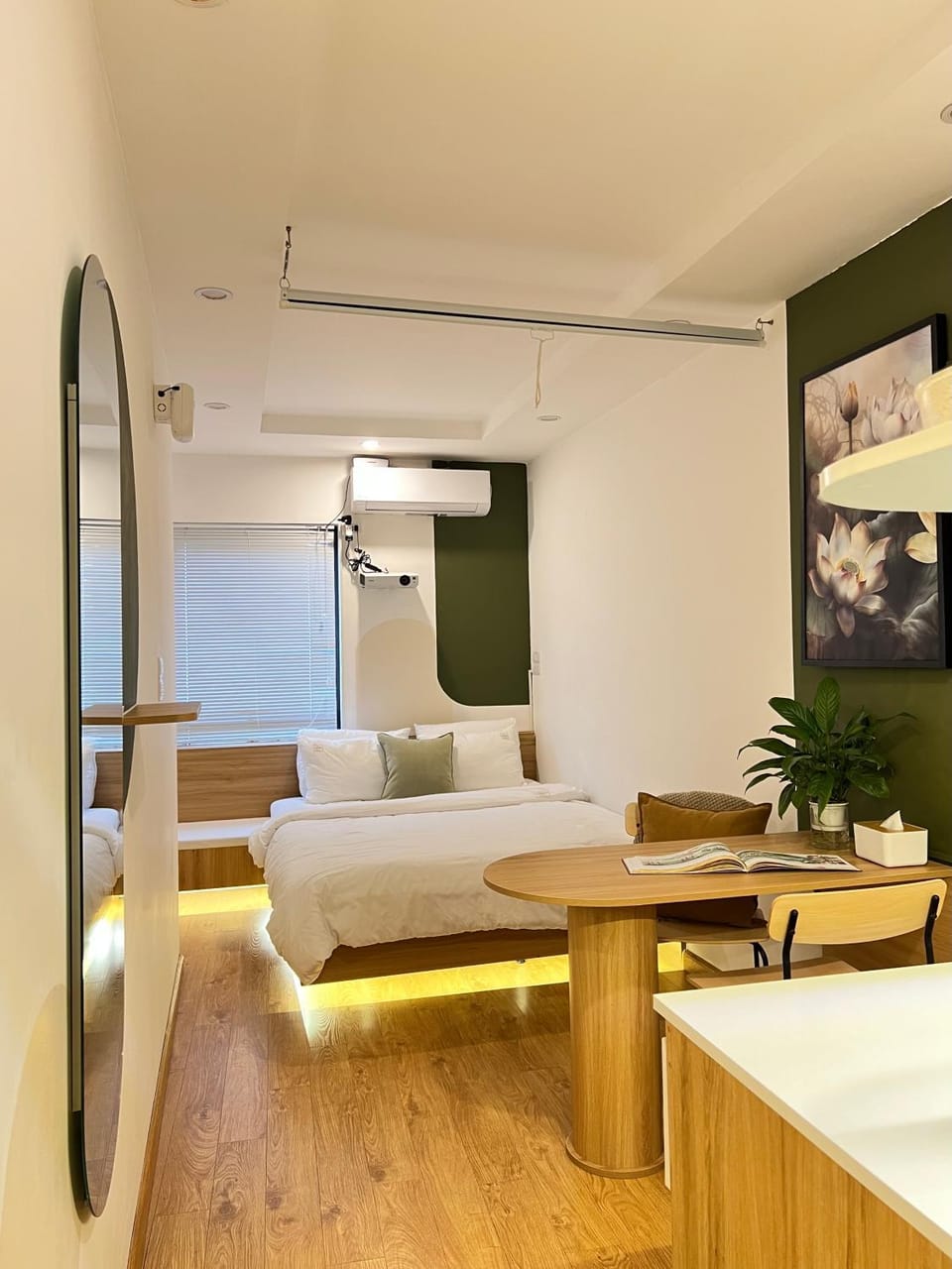 Bed, TV and multimedia, Photo of the whole room, Seating area, Bedroom, air conditioner