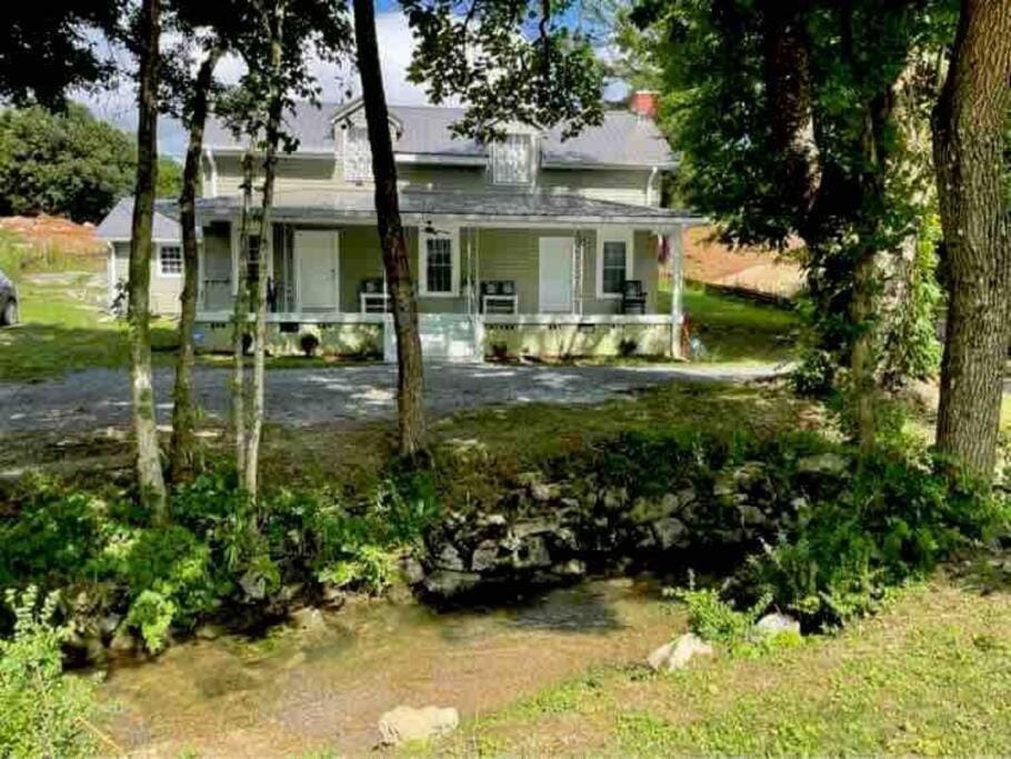 Property building, Spring, Day, Natural landscape, Garden, Garden view