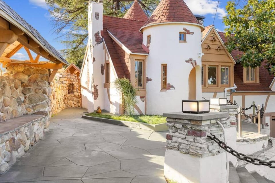 The Magic Castle (Unit5) - Six Flags Apartment in Santa Clarita