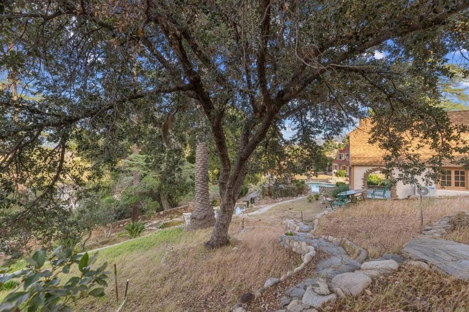The Magic Castle (Unit5) - Six Flags Apartment in Santa Clarita