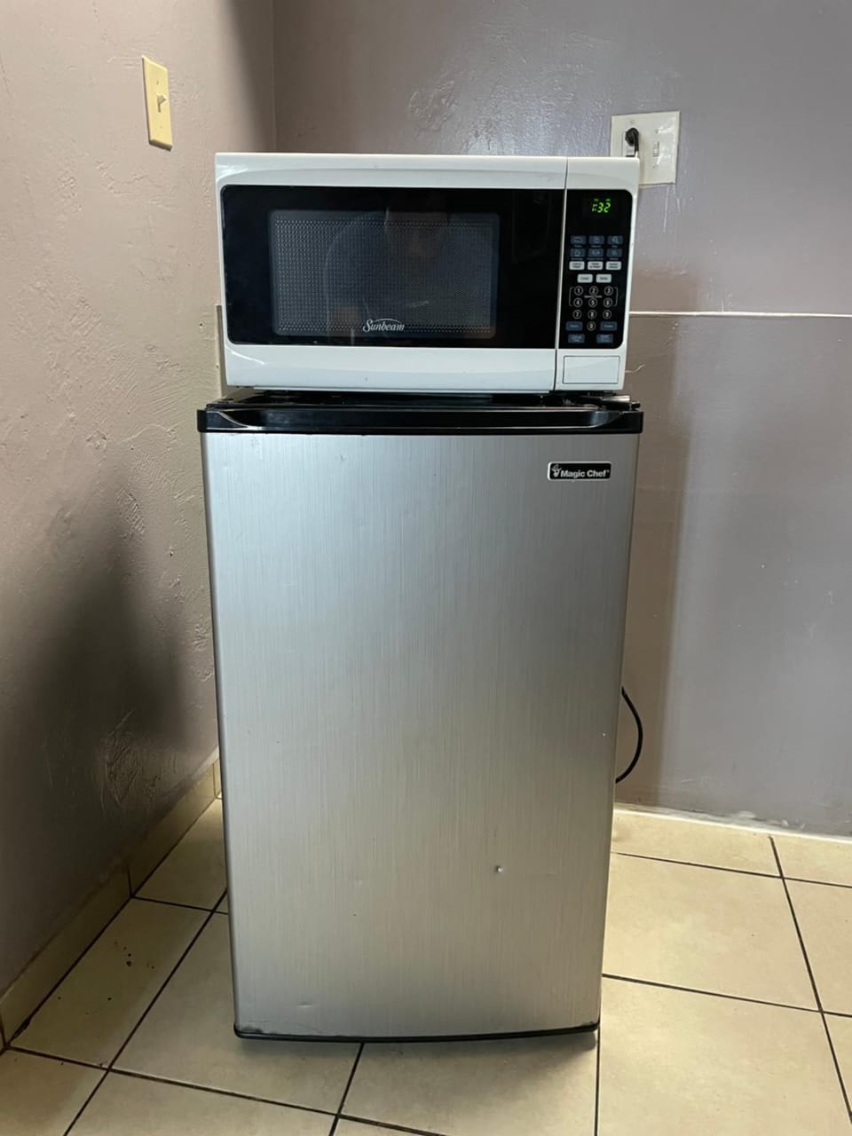 minibar, oven