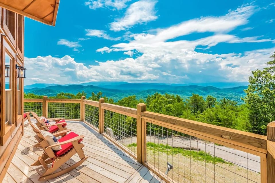 Freedoms View, Game Room & Amazing Views, FREE tickets each paid day, Hot Tub!!! Chalet in Sevier County