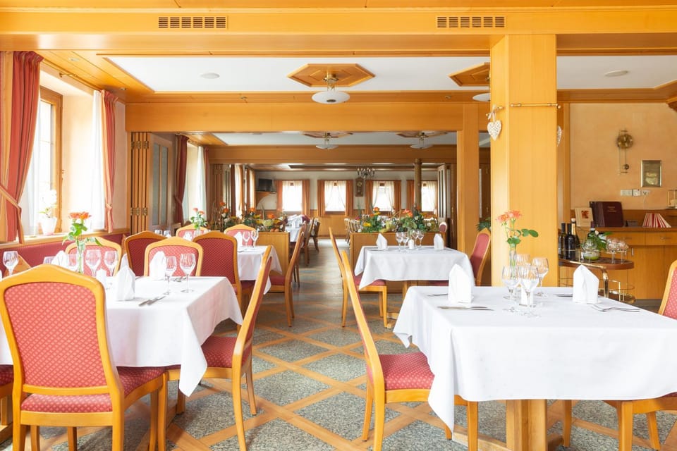 Restaurant/places to eat, Restaurant/places to eat, Seating area