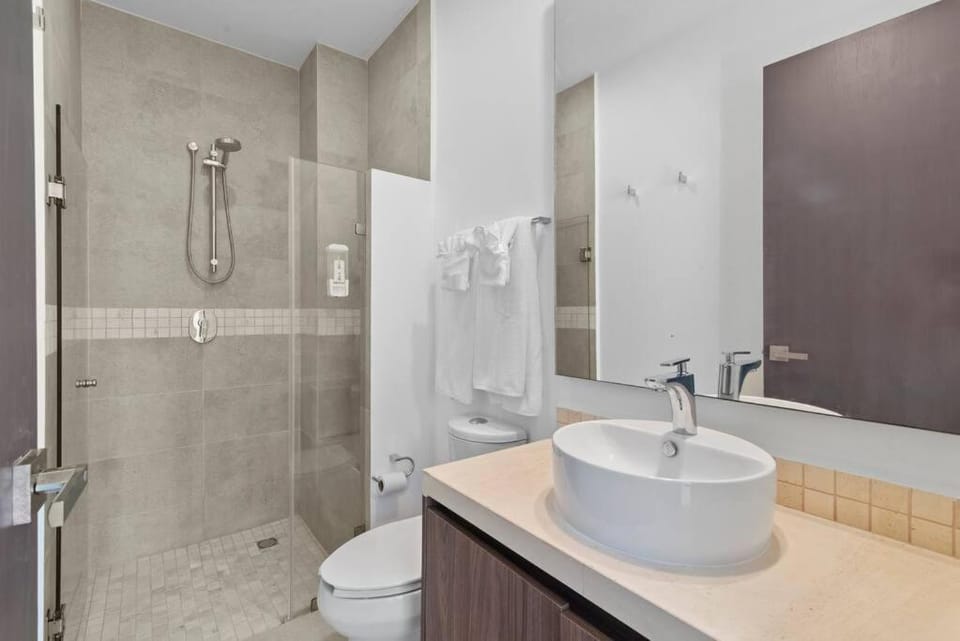 Shower, Toilet, Bathroom, towels