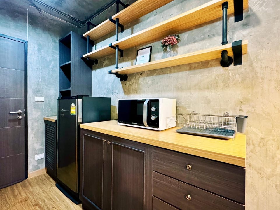 Kitchen or kitchenette, minibar