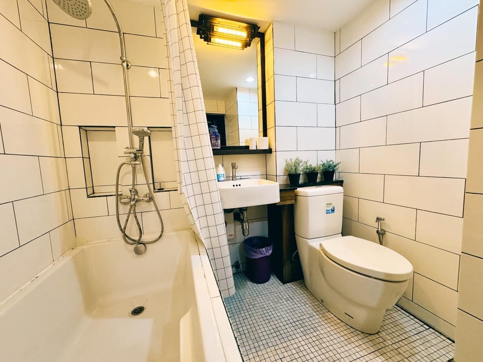 Shower, Toilet, Bathroom, Bath, bidet, towels