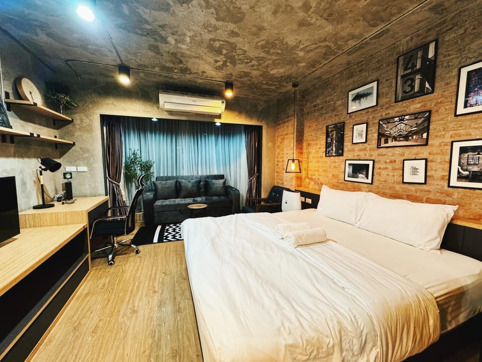 Bed, TV and multimedia, Living room, Photo of the whole room, Seating area, Bedroom, hair dresser, air conditioner