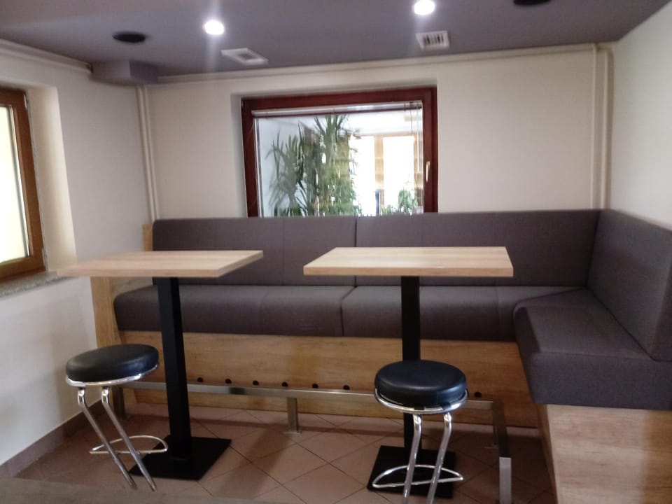 Restaurant/places to eat, Lounge or bar, Food and drinks