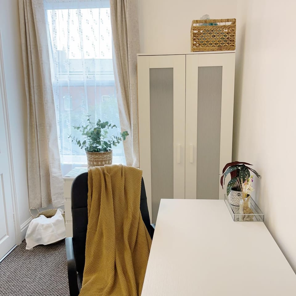 Seating area, Dining area, Bedroom, hair dresser