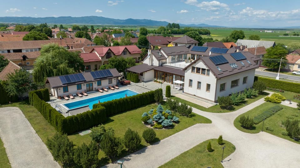 Property building, Spring, Day, Natural landscape, Bird's eye view, Garden, Garden view, Mountain view, Pool view, Swimming pool, sunbed