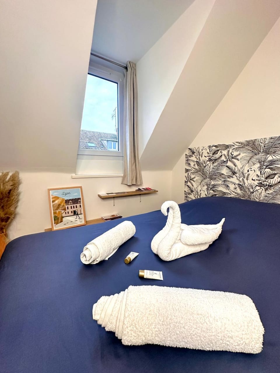 Bed, Bedroom, towels