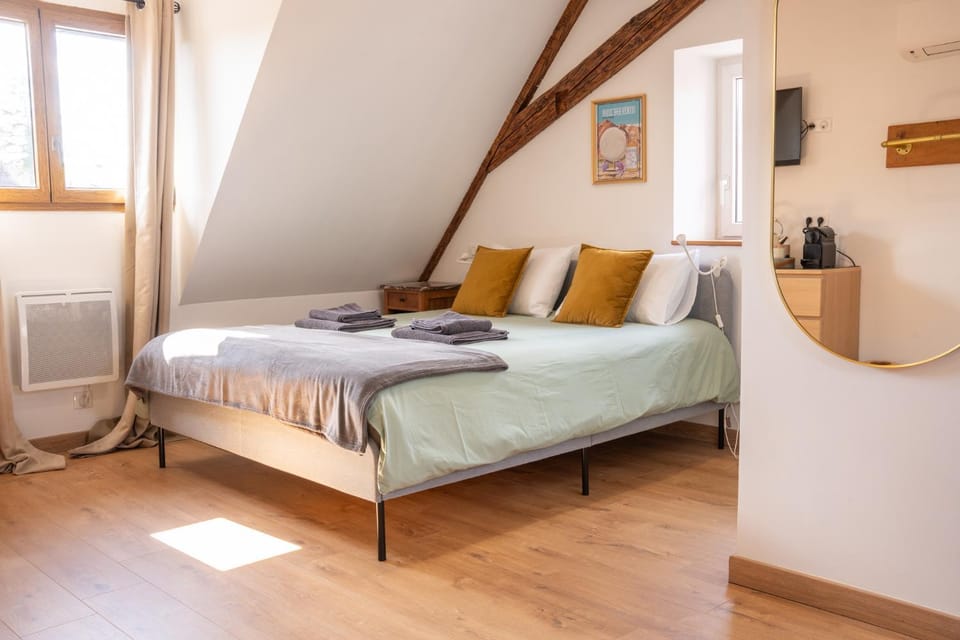 Bed, Photo of the whole room, Bedroom, towels