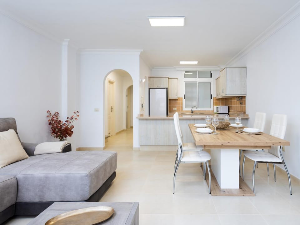 Kitchen or kitchenette, Dining area, minibar