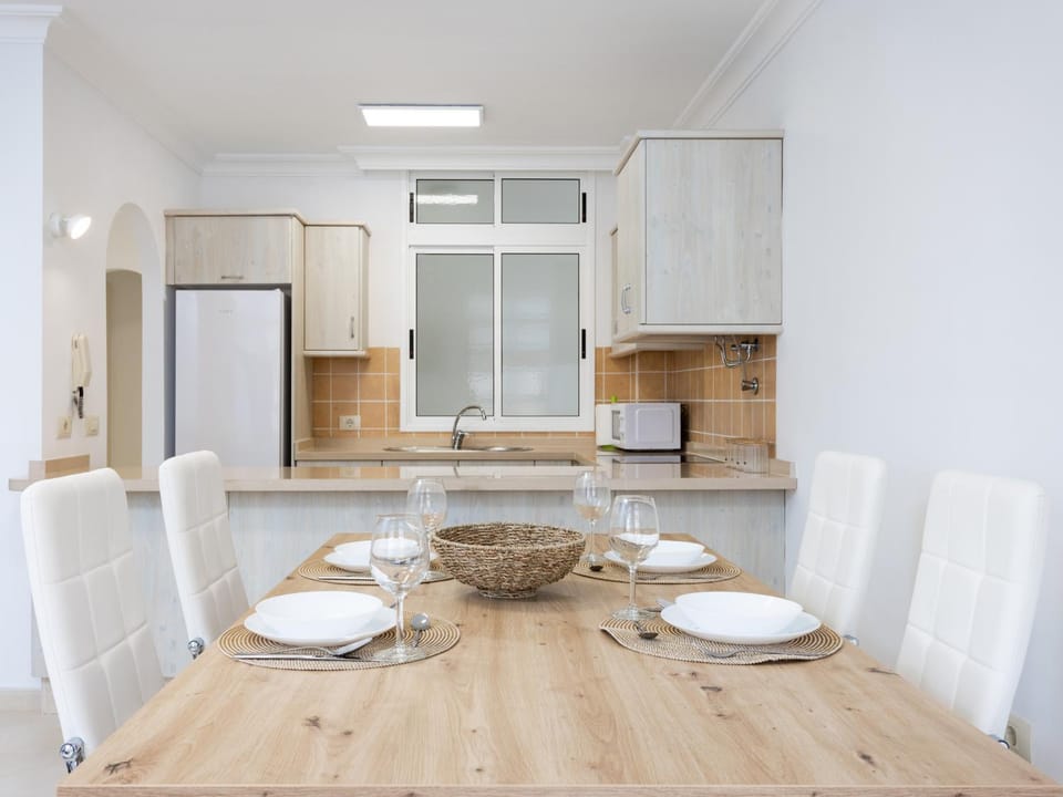 Kitchen or kitchenette, Dining area, minibar