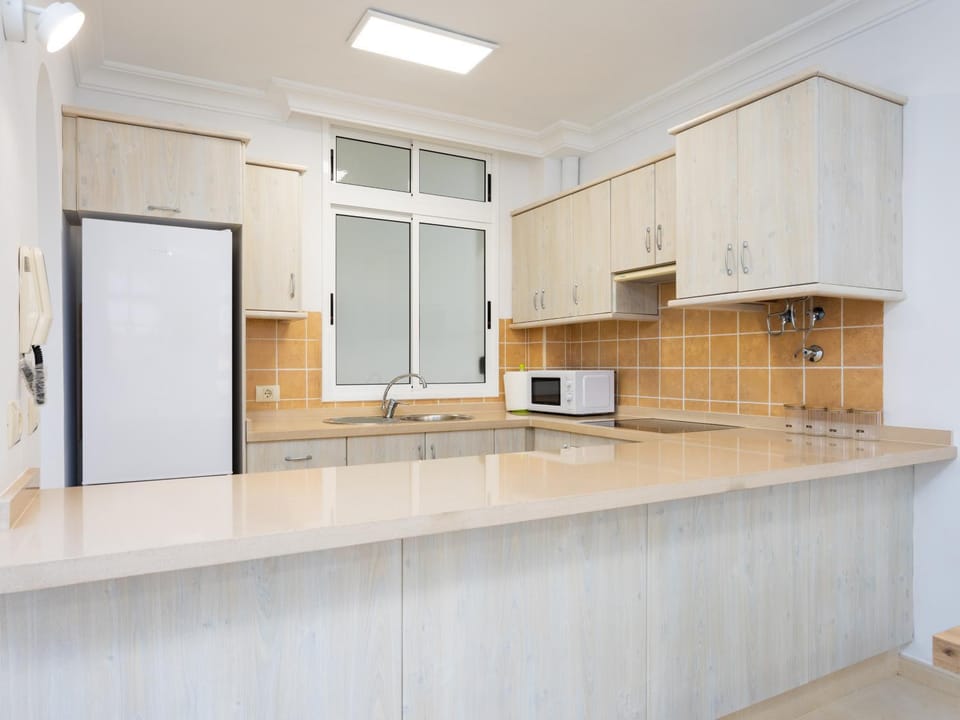 Kitchen or kitchenette, minibar, stove