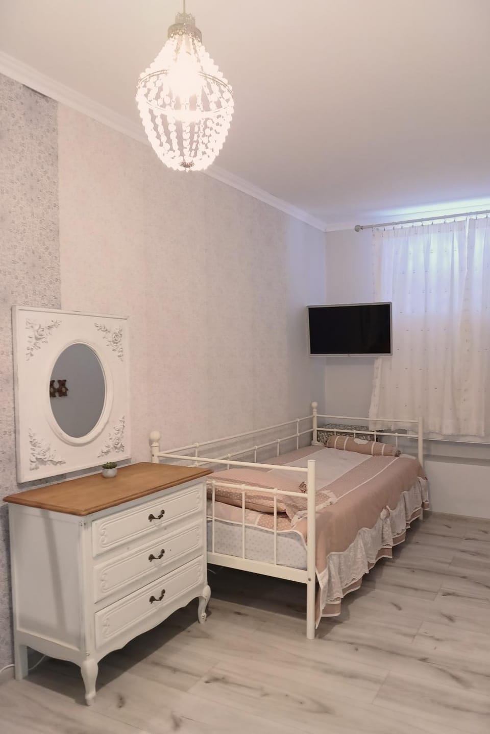 Bed, TV and multimedia, Photo of the whole room, Bedroom